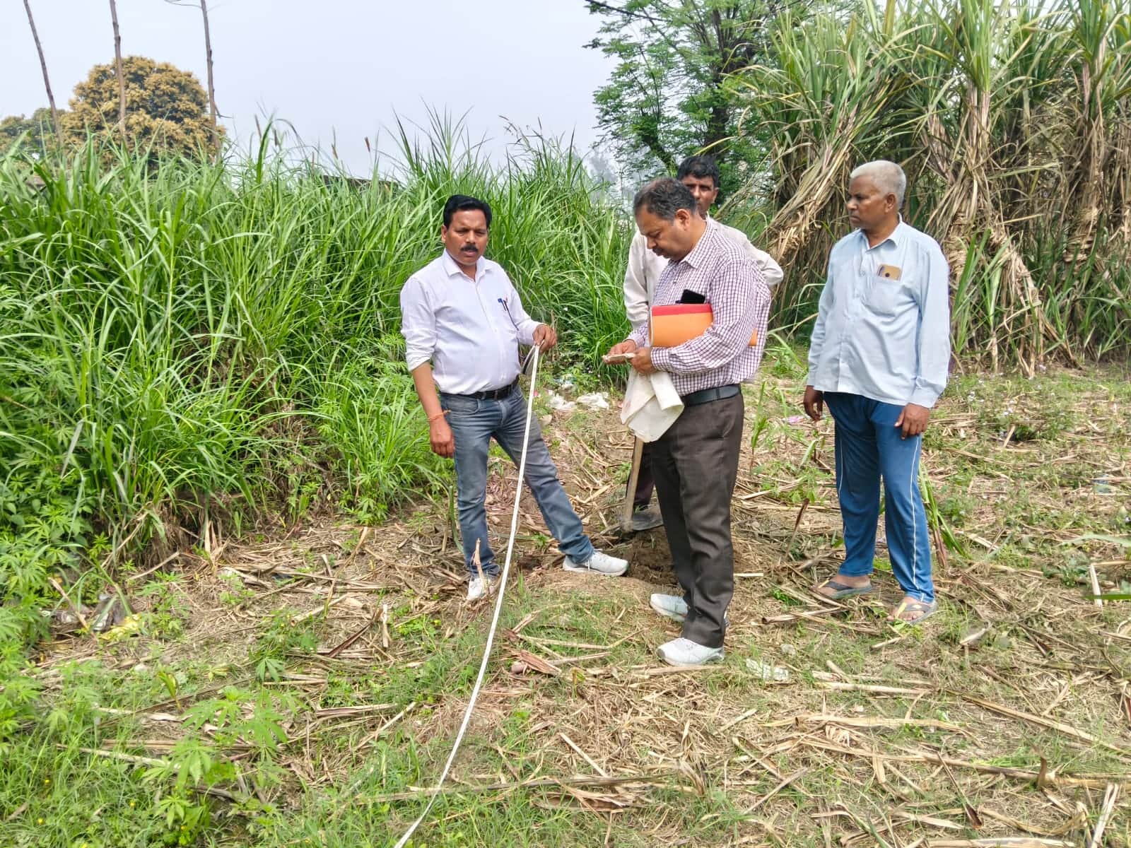 बसवाखेड़ी में अतिक्रमण पर कार्रवाई करती रुड़की तहसील प्रशासन की टीम। स्वयं
