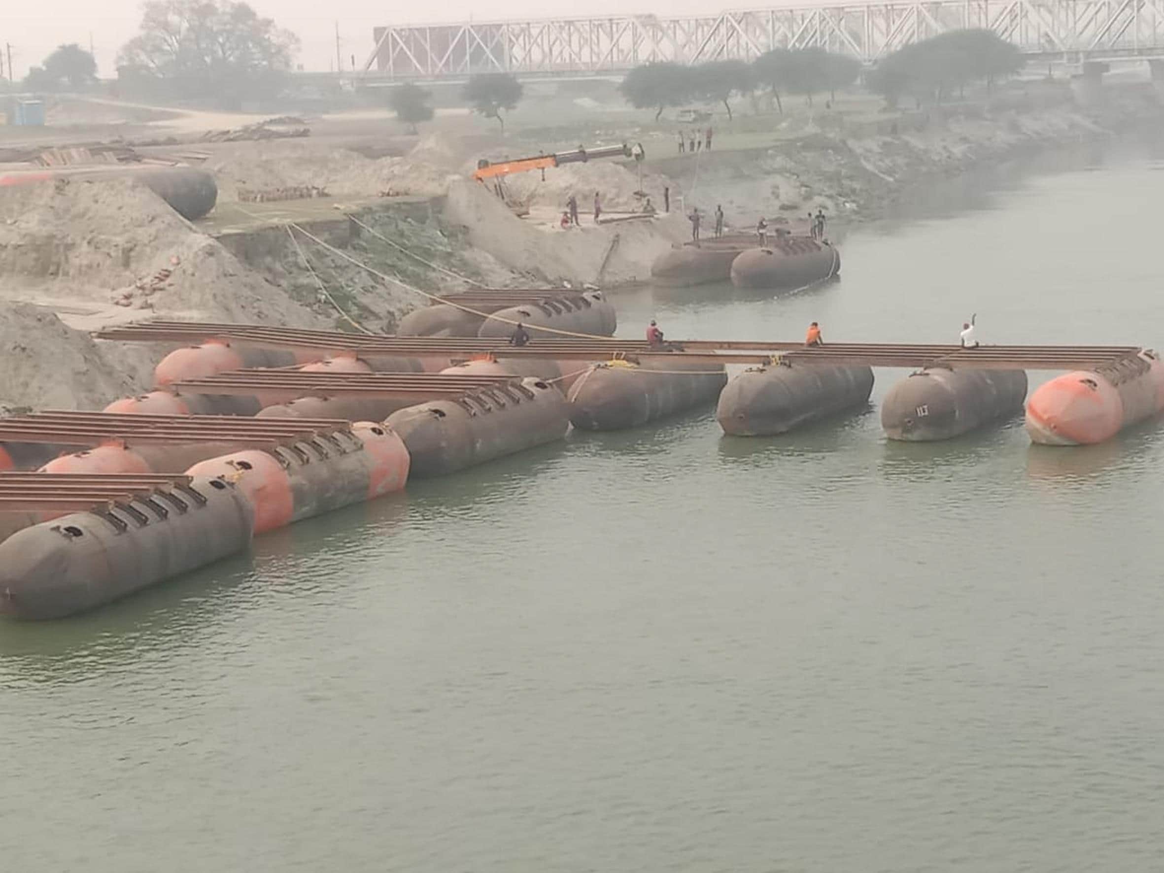 चल रहा पीपे के पुल का निर्माण कार्य।