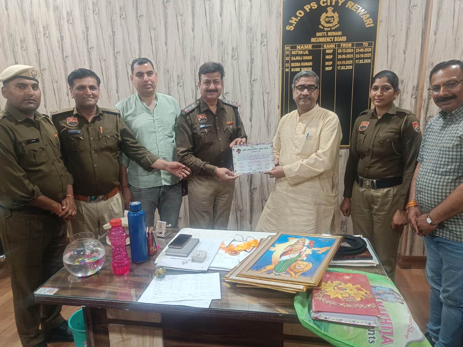 चित्र भेंट करते युवा दल के प्रधान दिनेश कपूर। स्रोत : संस्था