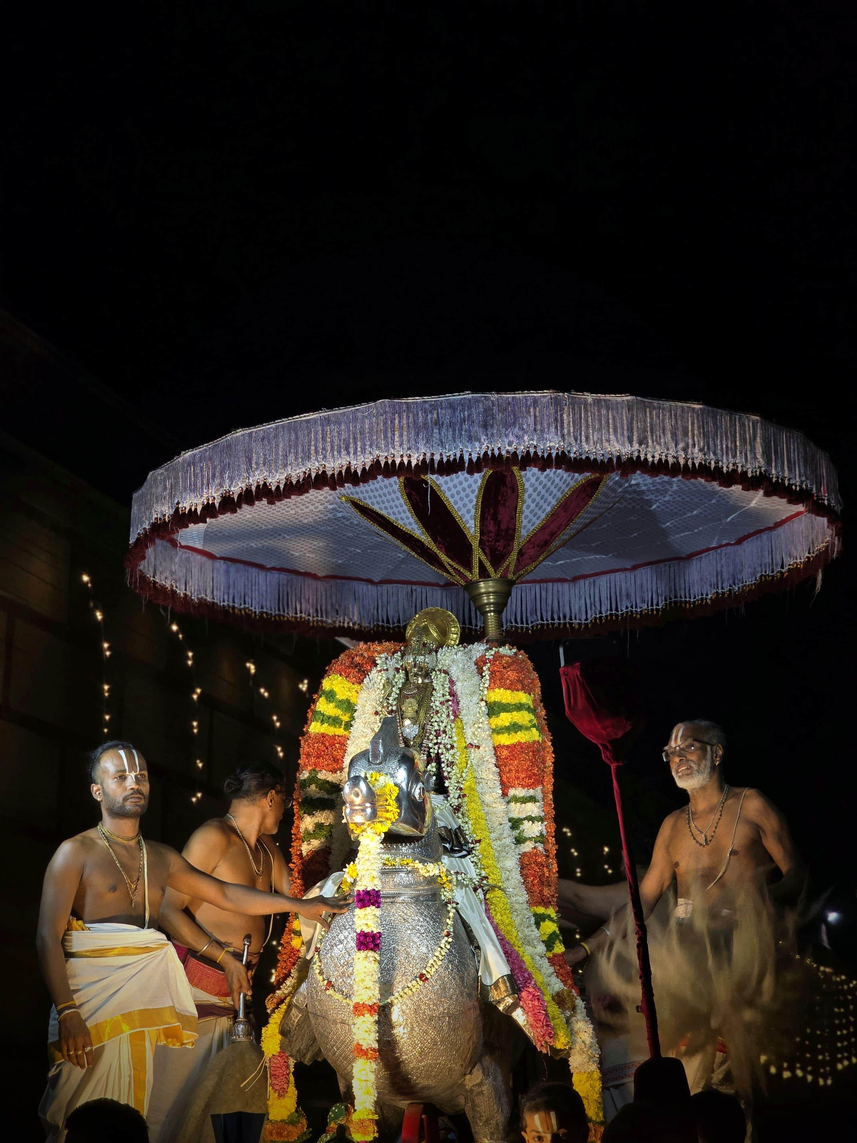 चांदी जड़ित गरुड़ की सवारी पर विराजमान भगवान रंगनाथ। 