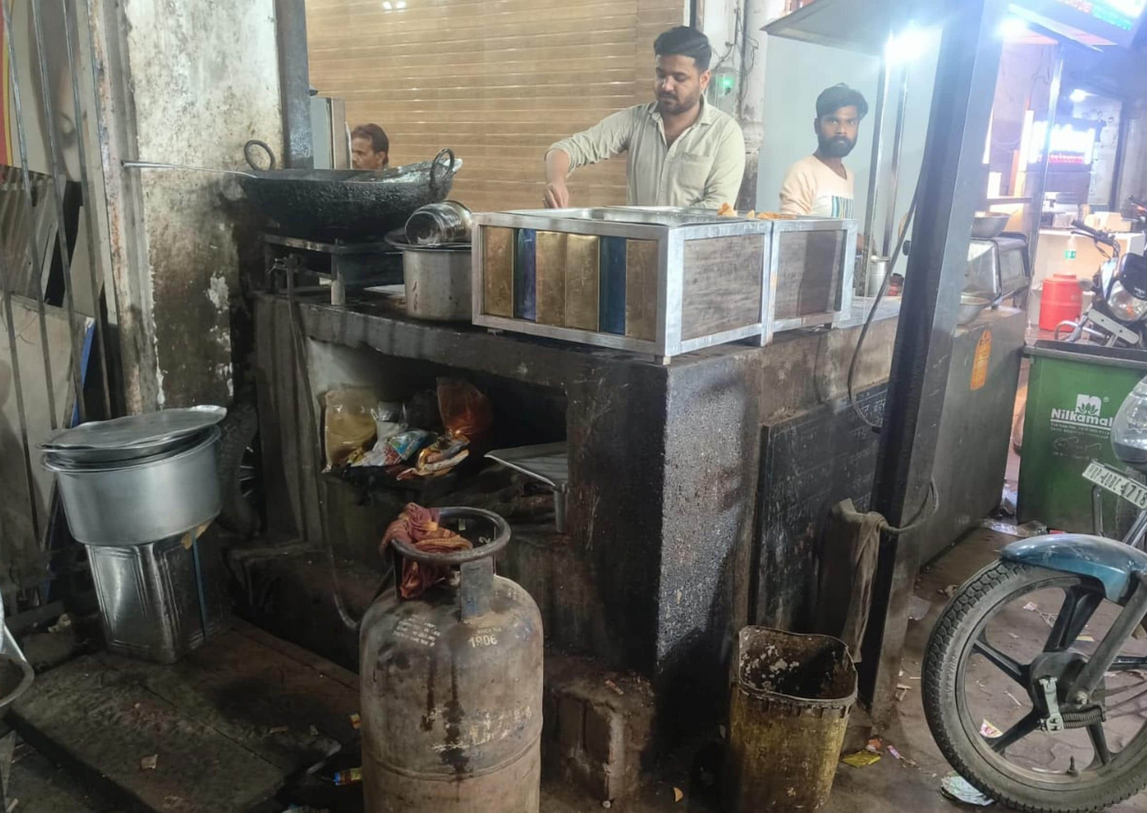 एक होटल पर इस्तेमाल हो रहा व्यावसायिक गैस सिलिंडर।