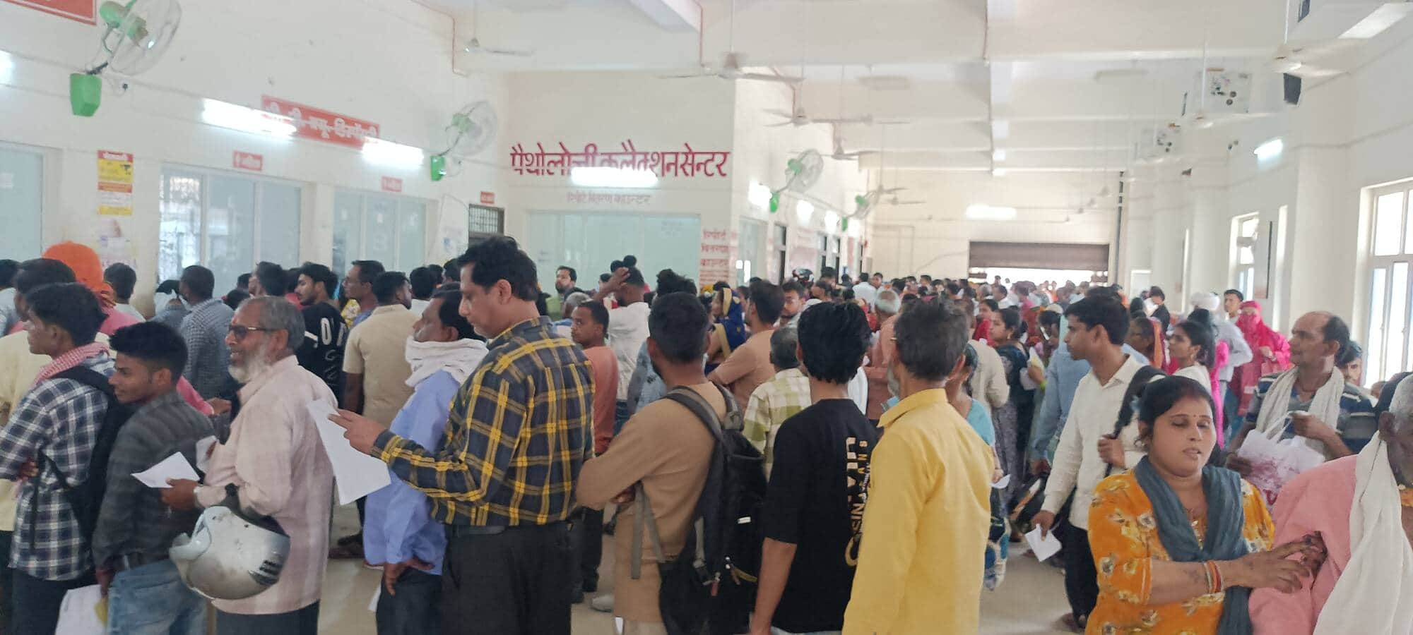 एसएन मेडिकल कॉलेज की ओपीडी में मरीजों की लगी भीड़। अमर उजाला