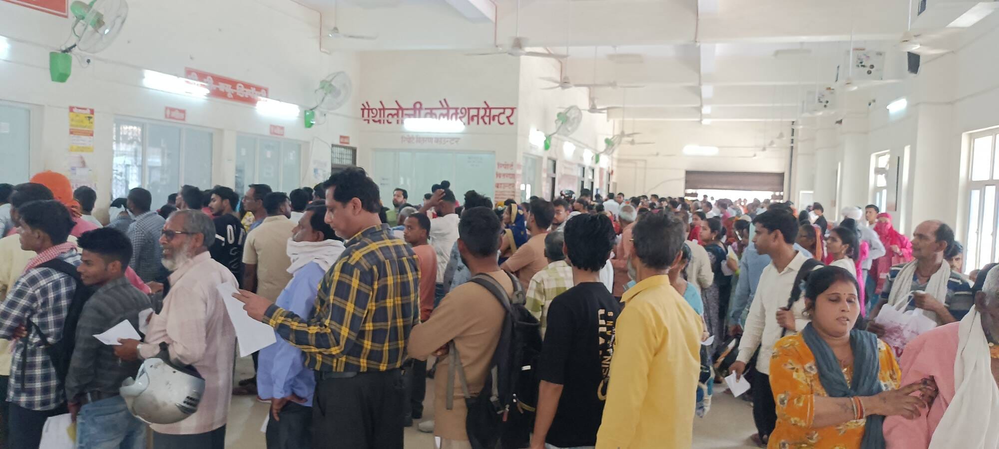 एसएन मेडिकल कॉलेज की ओपीडी में मरीजों की लगी भीड़। अमर उजाला