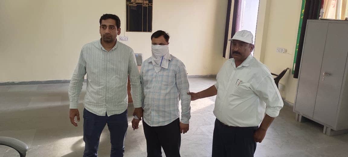 एंटी करप्शन ब्यूरो टीम द्वारा गिरफ्तार किया गया रजिस्ट्री क्लर्क। 