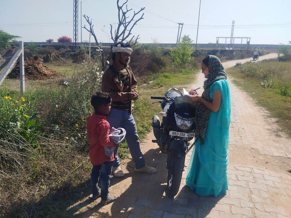 फोटो 03 नामांकन अभियान में डोर टू डोर जानकारी जुटाते शिक्षक। संस्थान