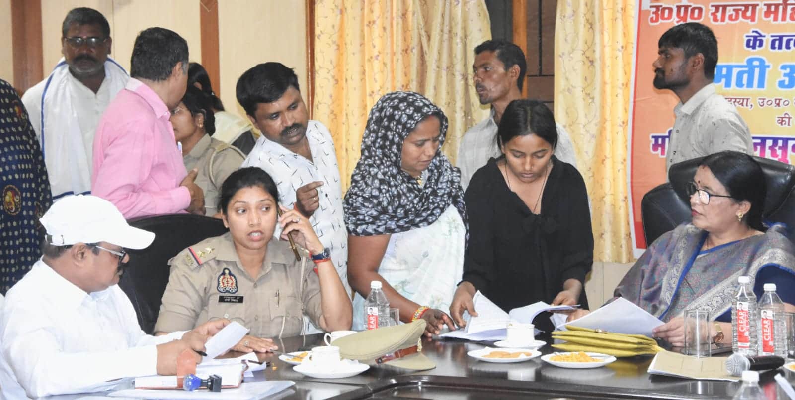 फोटो - 05 सर्किट हाउस सभागार में जनसुनवाई करतीं राज्य महिला आयोग की सदस्य अर्चना पटेल। संवाद