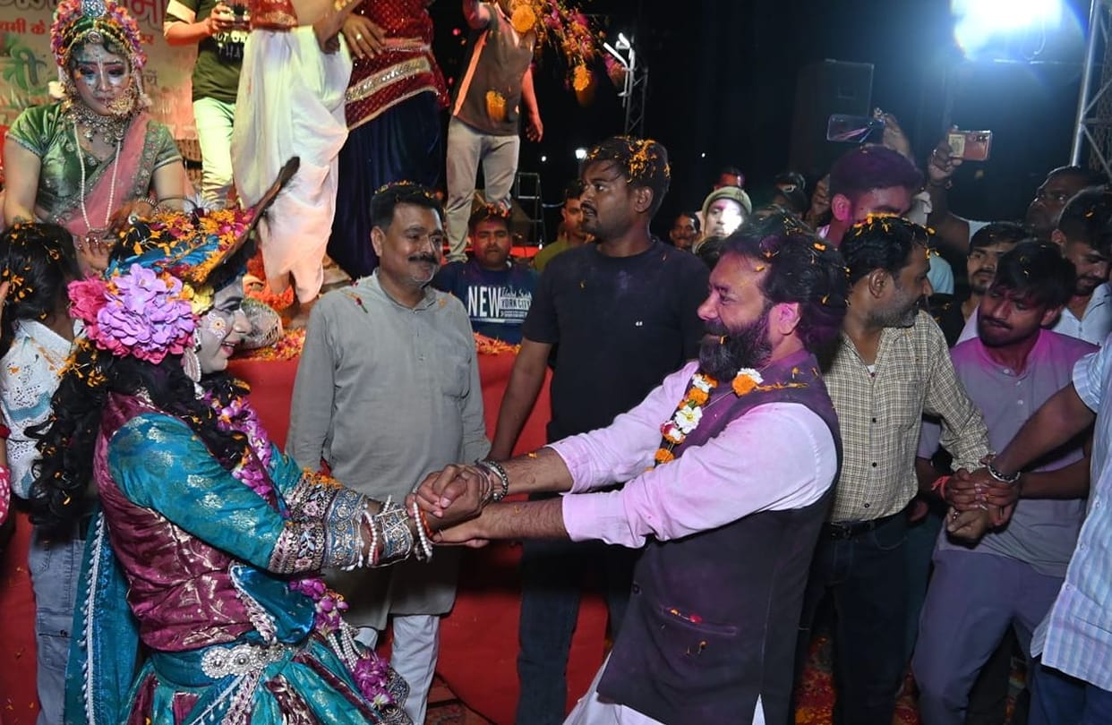 Gulal was thrown in abundance during Holi Milan, flowers were showered.