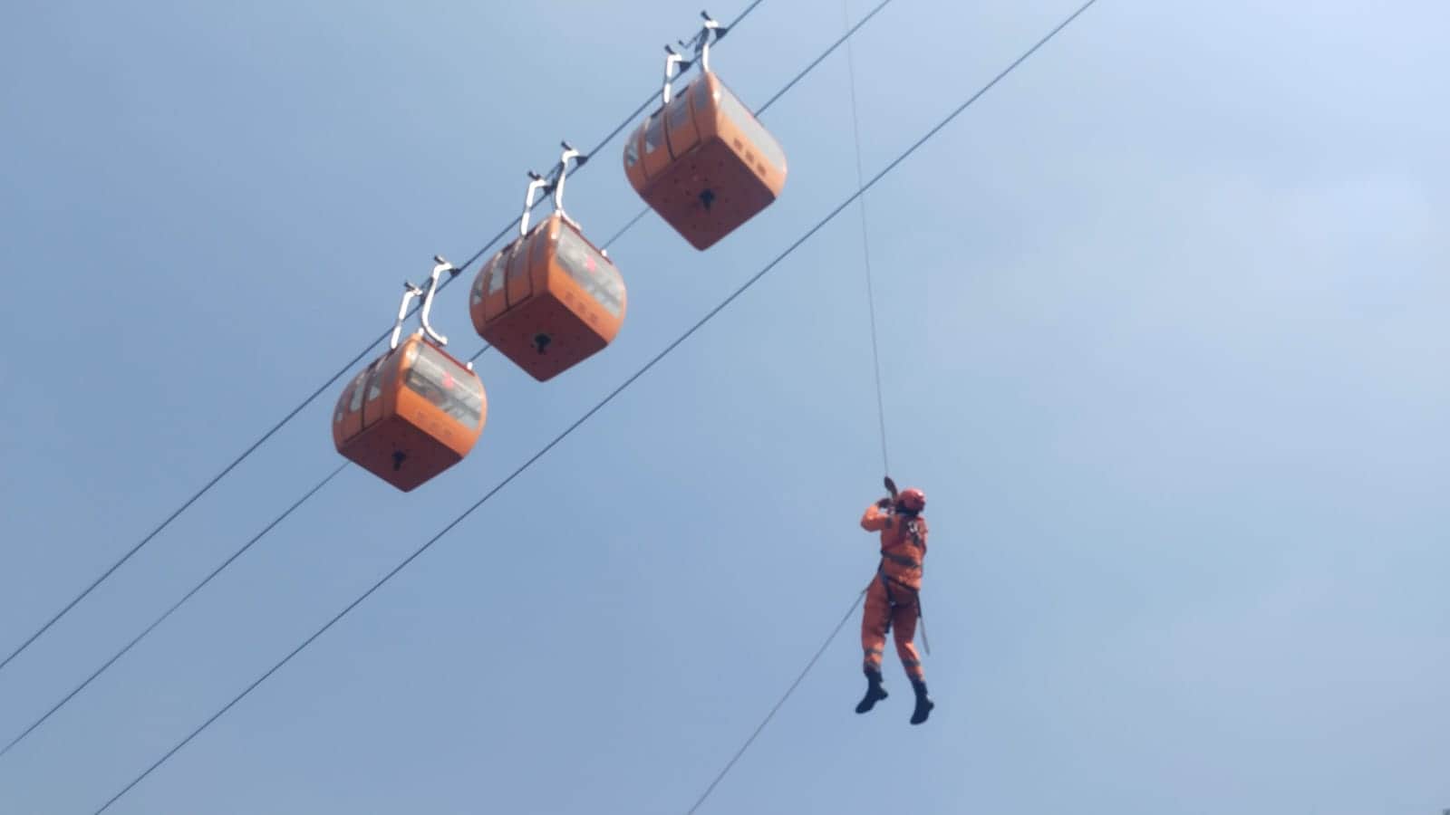 फोटो 10 सीकेटीपी 05 आपदा बचाव के दौरान रस्सी के जरिए रोपवे पर पहुंचता कर्मी। स्रोत: प्रशासन