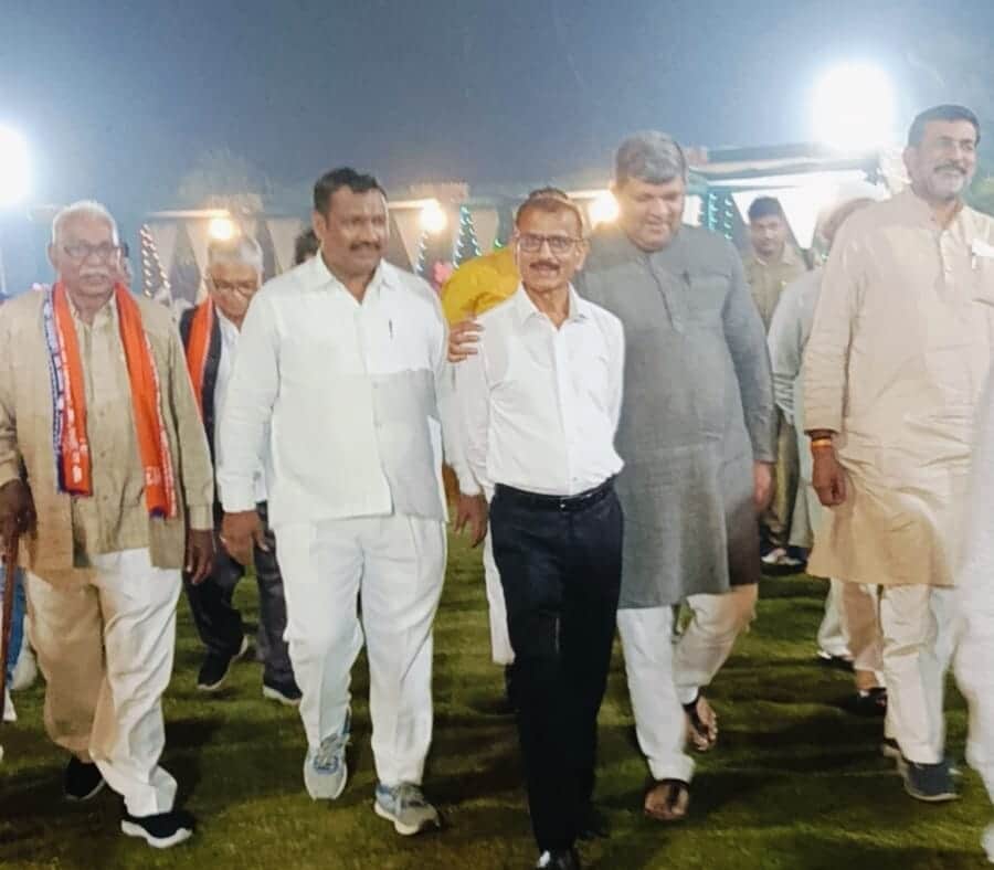 फोटो 10सीकेटीपी 02 स्वागत के दौरान कार्यकर्ताओं के साथ कैबिनेट मंत्री आशीष पटेल व अन्य। संवाद