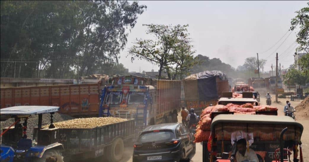 फोटो-11, सातनपुर मंडी रोड पर लगा लंबा जाम। संवाद