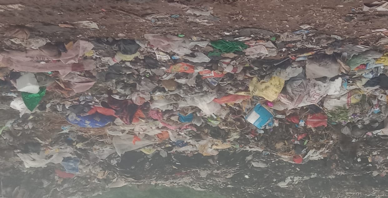 55 tons of garbage generated from a population of two lakhs... burning on the streets