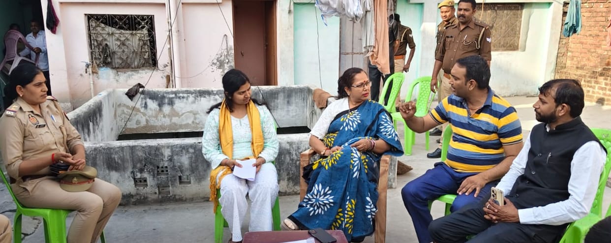 Women told their complaints to the commission member and gave instructions for their resolution.