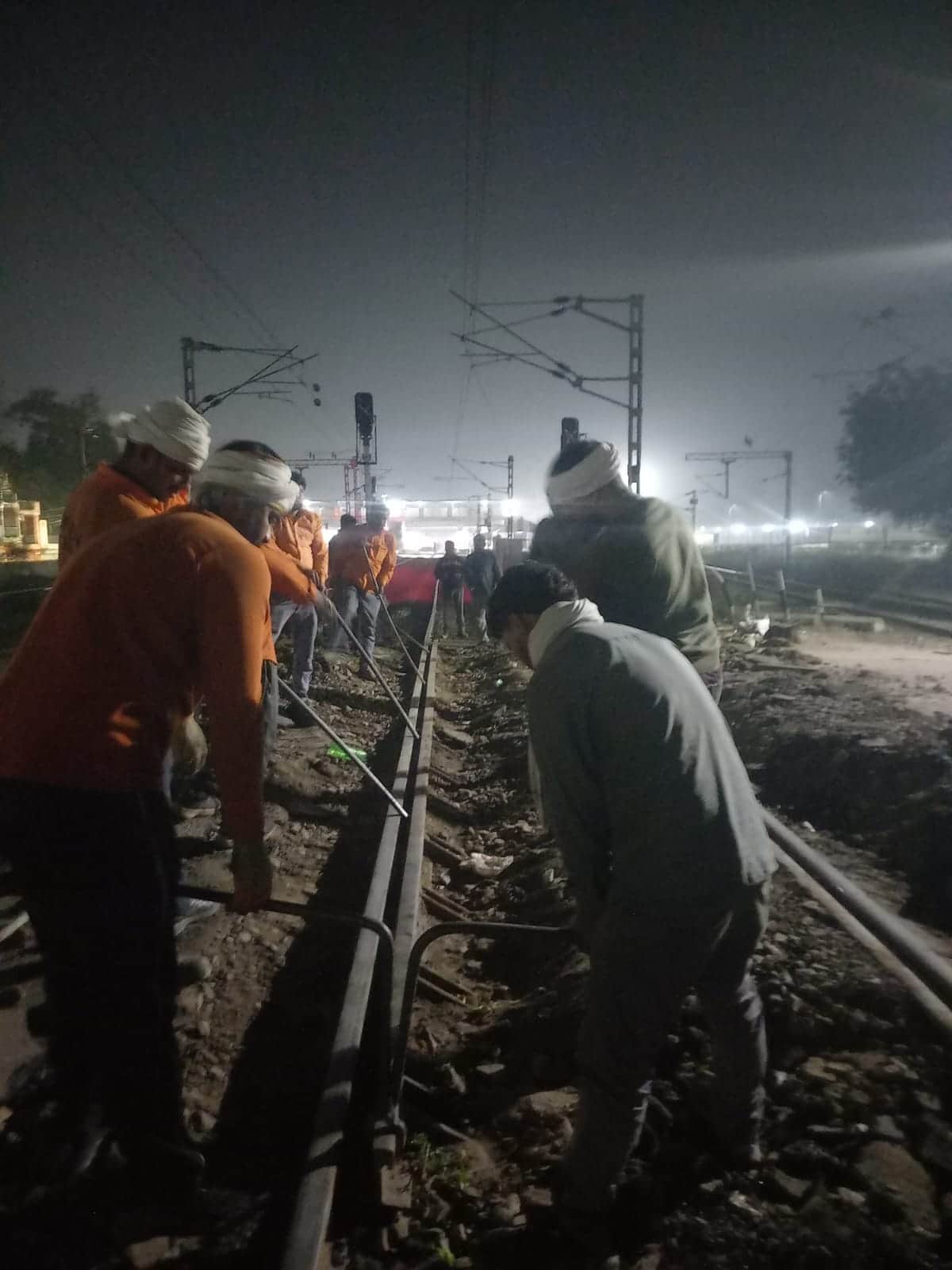 फोटो-24, जसमई रेलवे क्रासिंग पर रविवार रात पटरी बदलते कर्मचारी। स्रोत: जागरुक पाठक