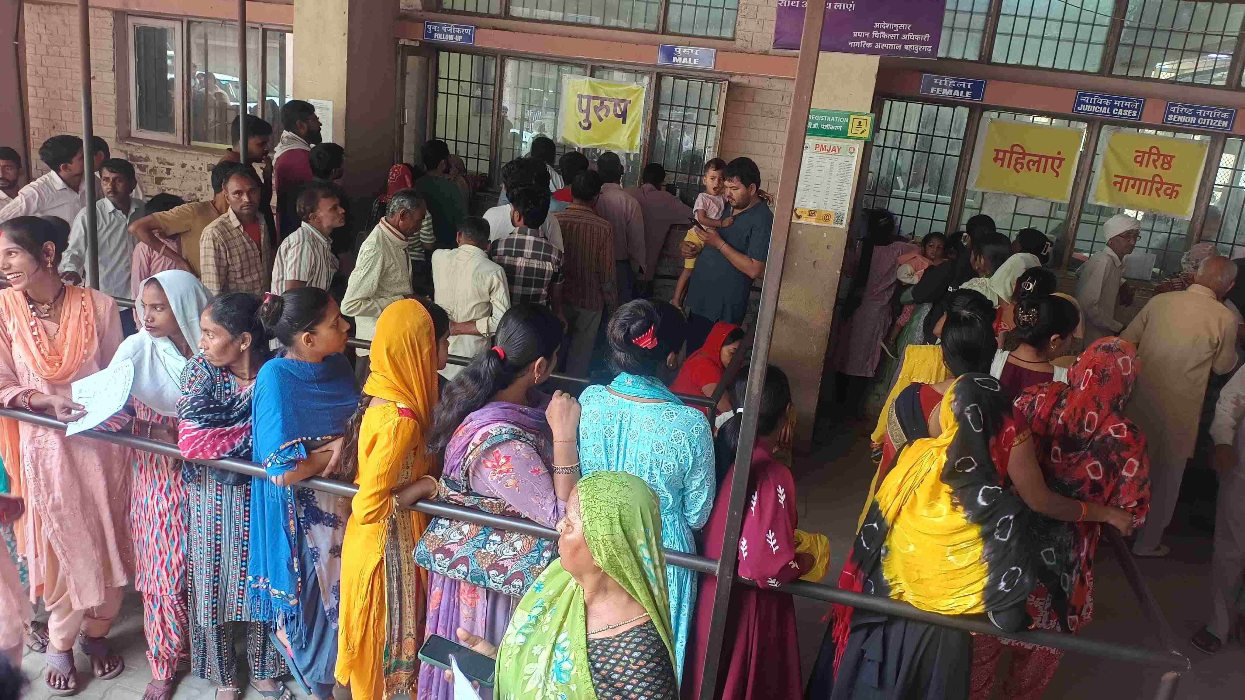 -फोटो 52 : ओपीडी कार्ड बनवाने के लिए लाइन में लगे पुरुष-महिलाएं। संवाद