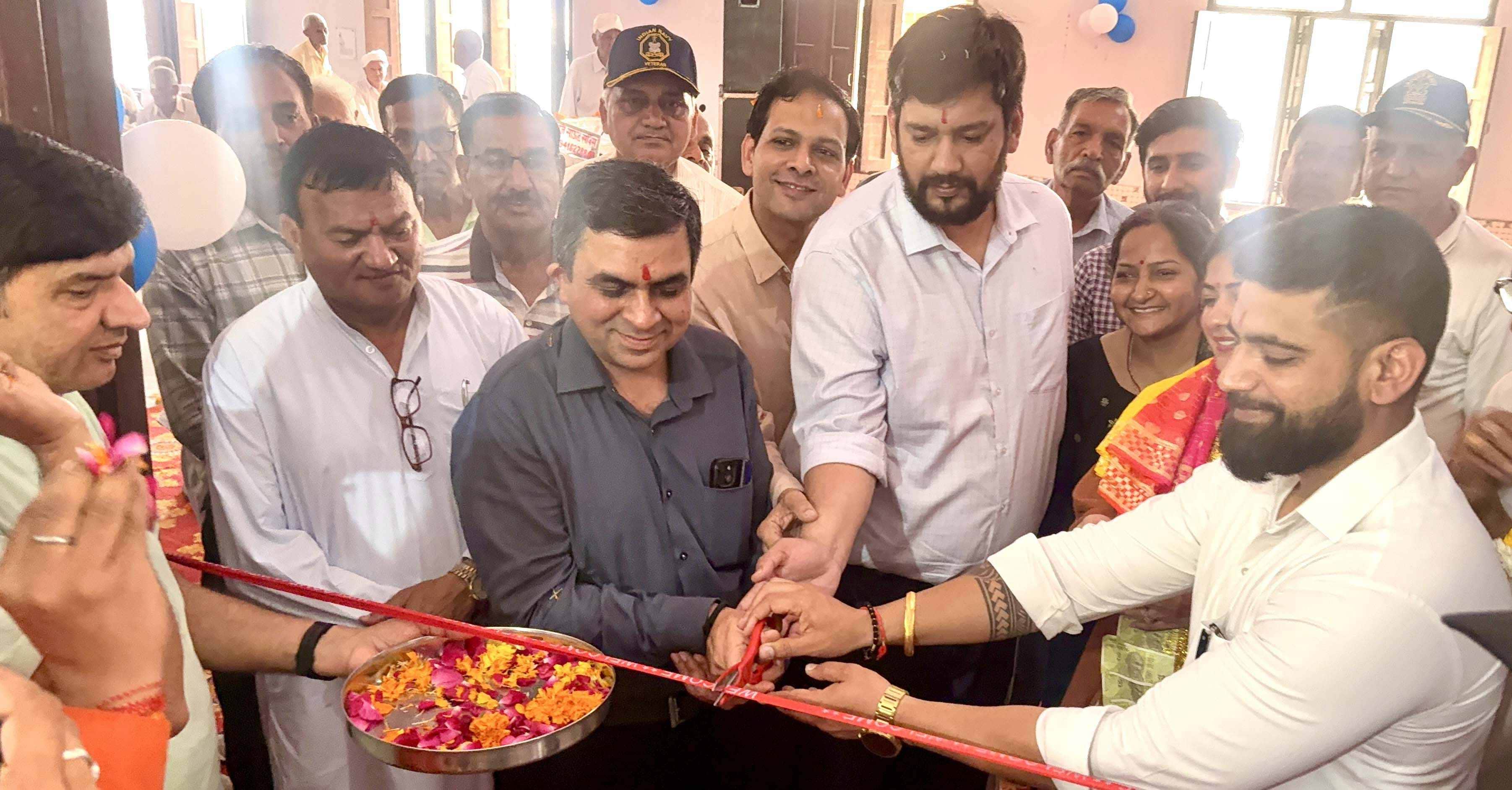 -फोटो 54 : आर्य नगर में आयुष्मान आरोग्य मंदिर का शुभारंभ करते हुए एसएमओ डा. मधुप सेठी व डॉक्टर,