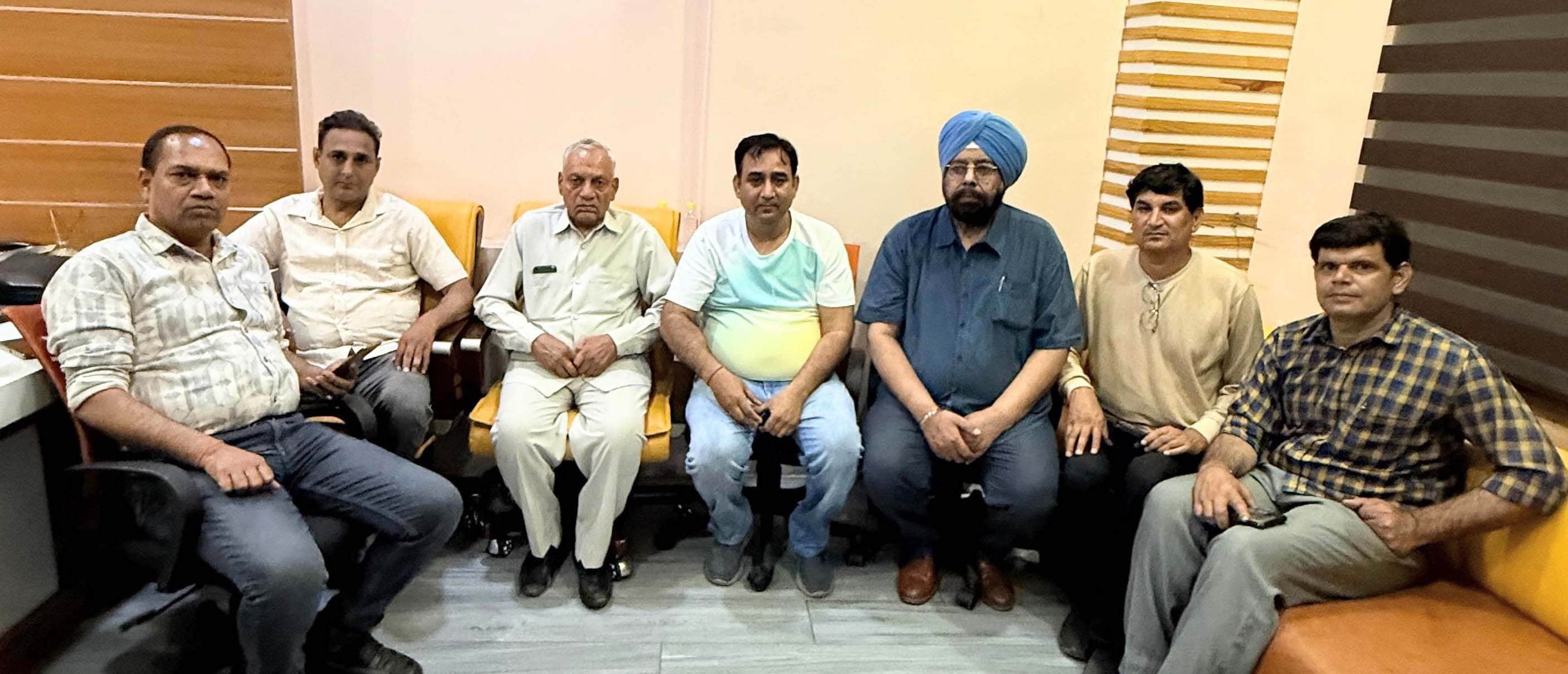 -फोटो 55 : बैठक में औद्योगिक विकास को लेकर चर्चा करते एसोसिएशन पदाधिकारी। स्रोत उद्यमी