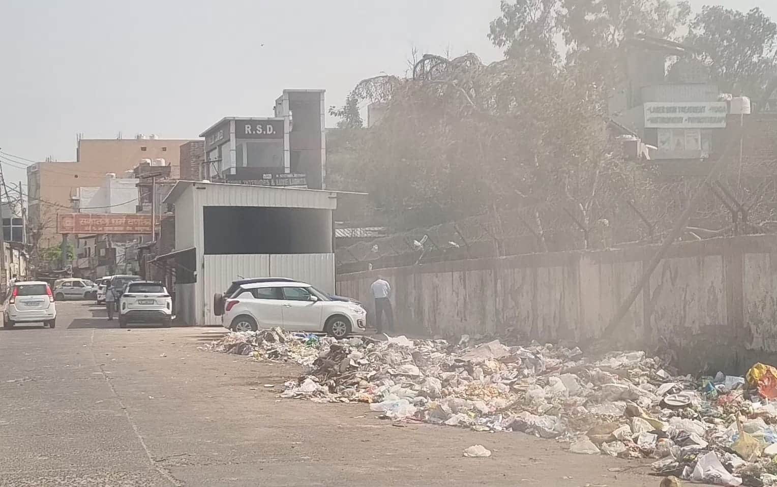 -फोटो 58 : पुरानी कोर्ट से झज्जर रोड की तरफ बना कूड़ा डंपिंग बूथ और बाहर पड़ा कूड़ा। स्रोत स्वयं