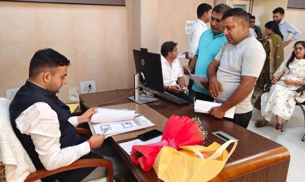 फोटो 65: समाधान शिविर में जनसमस्याएं सुनते एसडीएम अभिनव सिवाच। स्रोत सूचना विभाग 