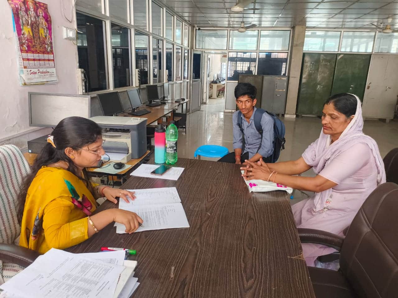 फोटो नंबर- 05बीकेएन कॉलेज में आयोजित अभिभावक-अध्यापक बैठक में भाग लेते अभिभावक। स्रोत-संस्