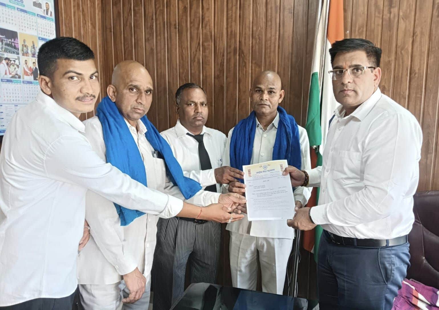 फोटो नंबर-06राजस्व अधिकारी को ज्ञापन सौंपते राष्ट्रीय बौद महासभा के सदस्य। स्रोत-संस्था