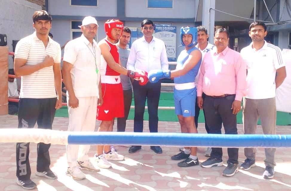 फोटो संख्या:52-कुराहवटा रोड पर स्थित निजी स्कूल में मुक्केबाज  ट्रायल में हिस्सा लेते खिलाड़ी