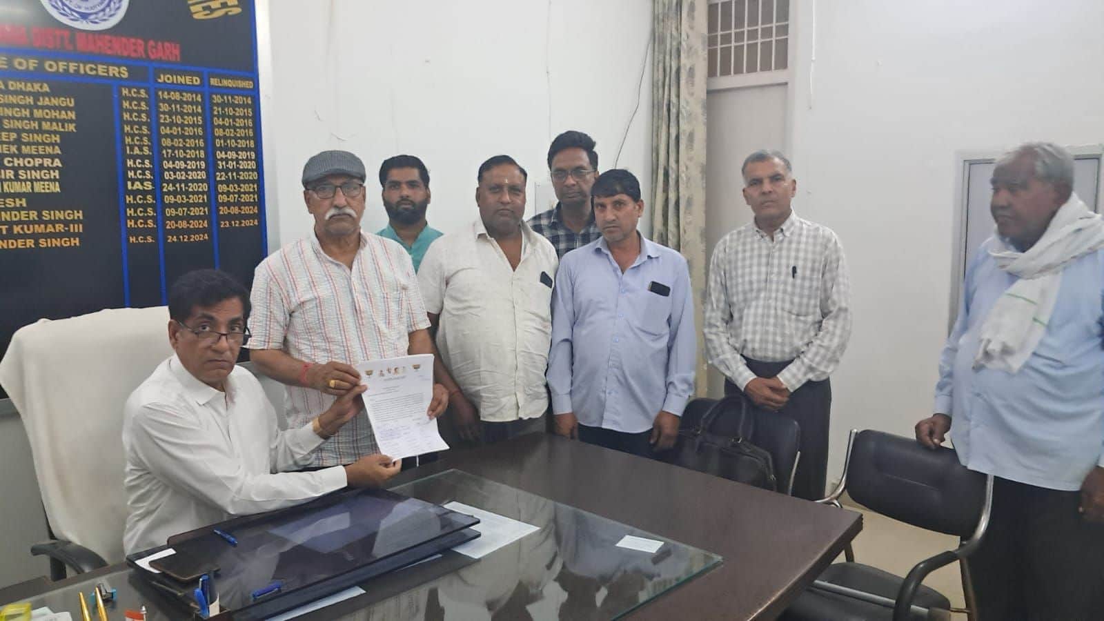 फोटो संख्या:56- कनीना में कॉलोनियों के मकान अधिकृत करने की मांग को लेकर एसडीएम को  ज्ञापन सौंपत