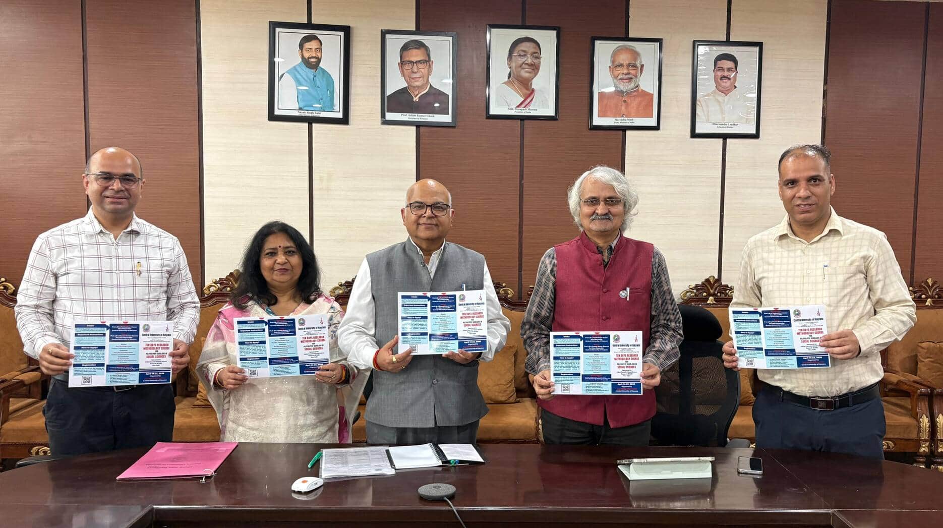 फोटो संख्या:57- अनुसंधान पद्धति पाठ्यक्रम के ब्रोशर का विमोचन करने कुलपति प्रो. टंकेश्वर कुमार-