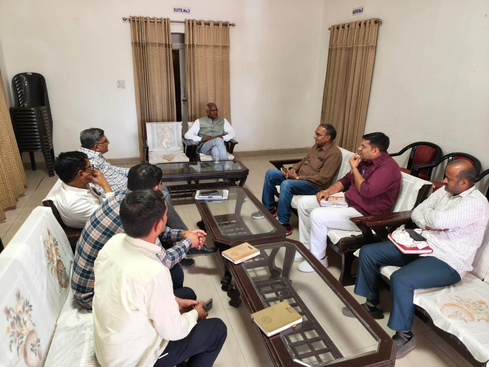 फोटो संख्या:58- लोक निर्माण विश्राम गृह महेंद्रगढ़ में जनस्वास्थ्य अभियांत्रिकी विभाग के अधिक