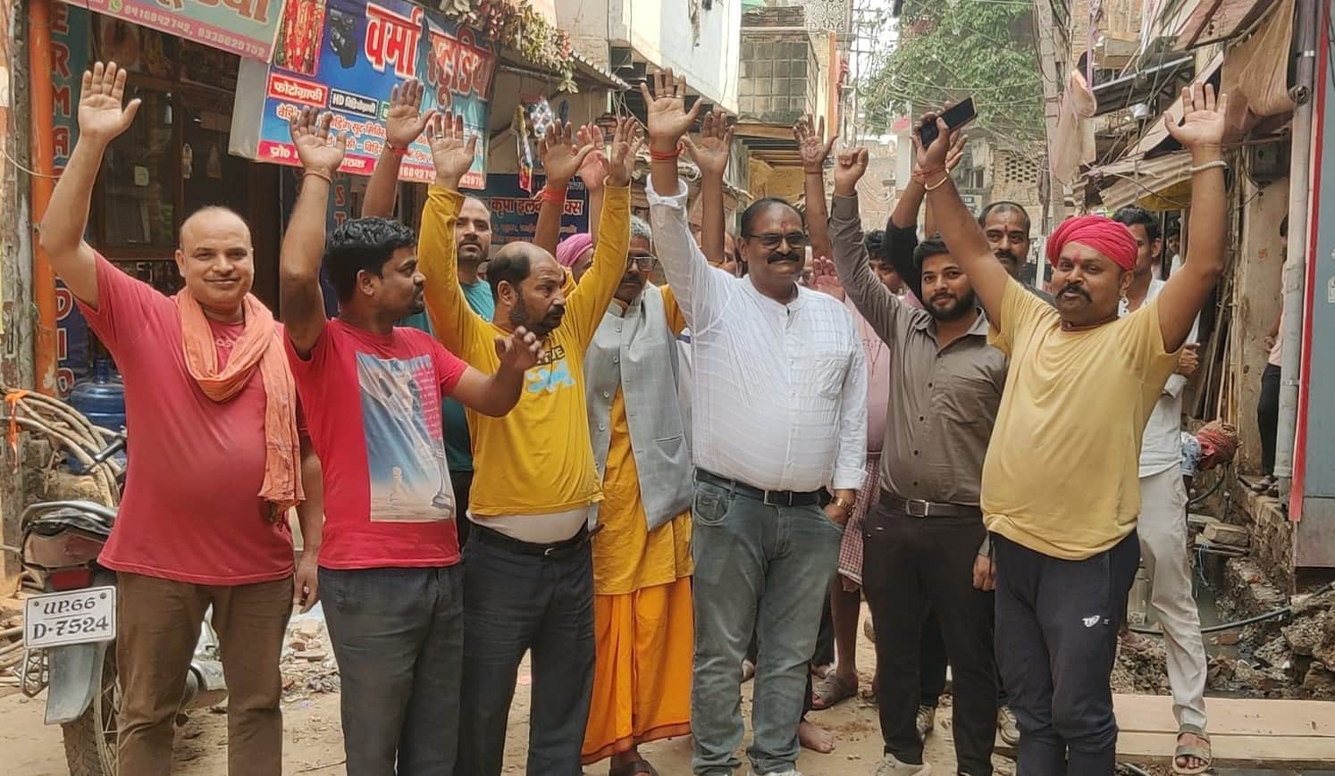 गोपीगंज में मानक के विपरीत नाला निर्माण पर प्रदर्शन करते लोग। संवाद