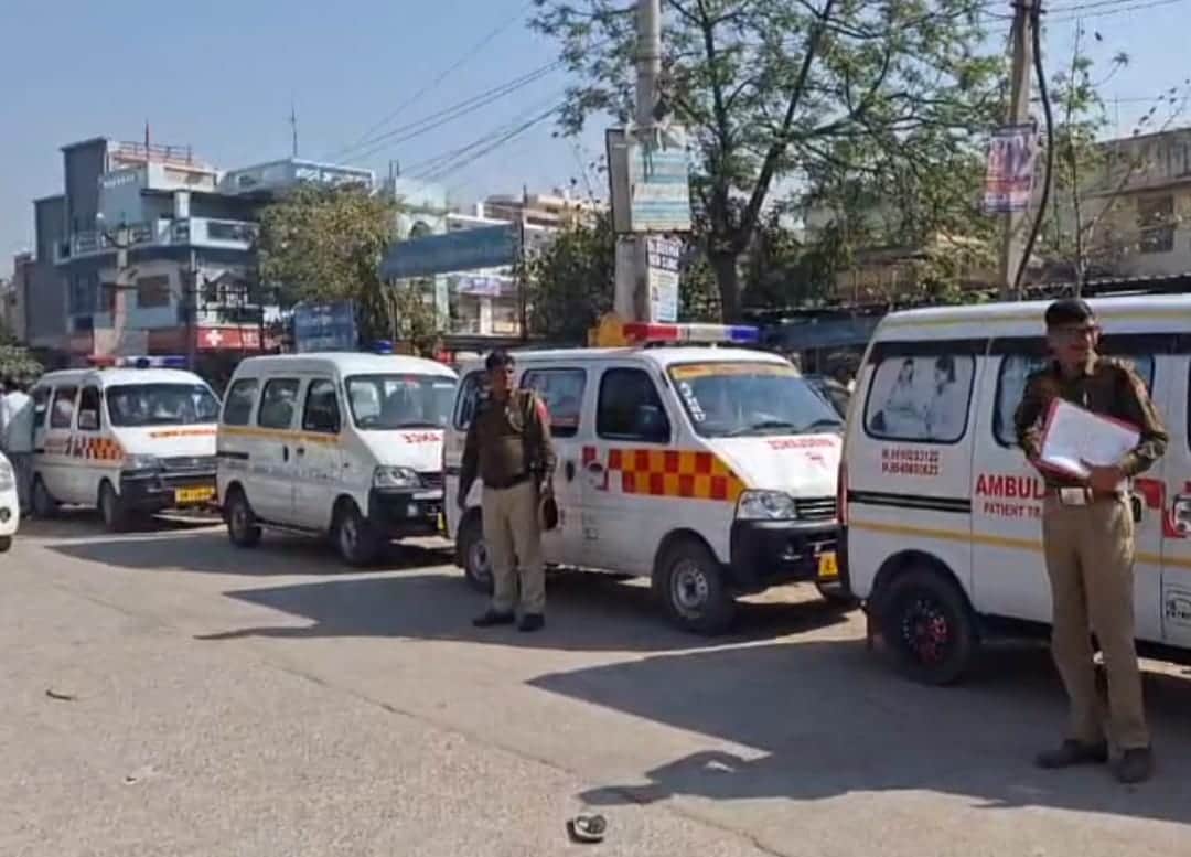 गुरुग्राम में शव को लेकर जाने के लिए भिवाड़ी अस्पताल के बाहर खड़ी एंबुलेंस। संवाद