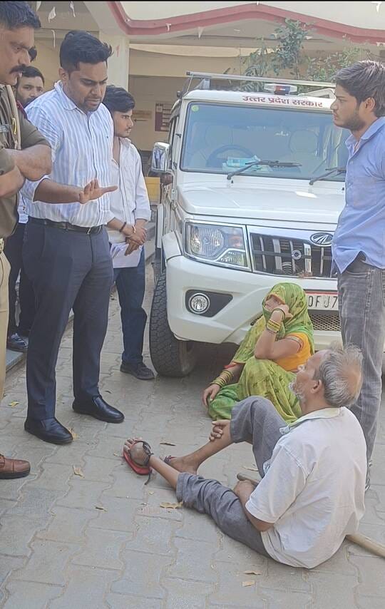 Complainants lay down in front of SDM's car, causing ruckus in the tehsil for three hours