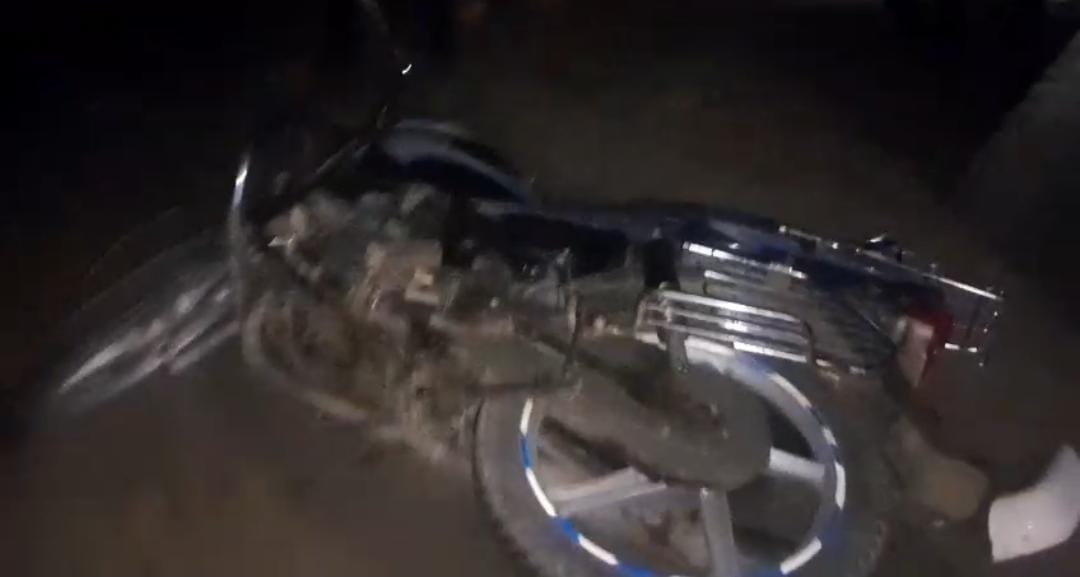 घटना स्थल पर पड़ी बाइक।
