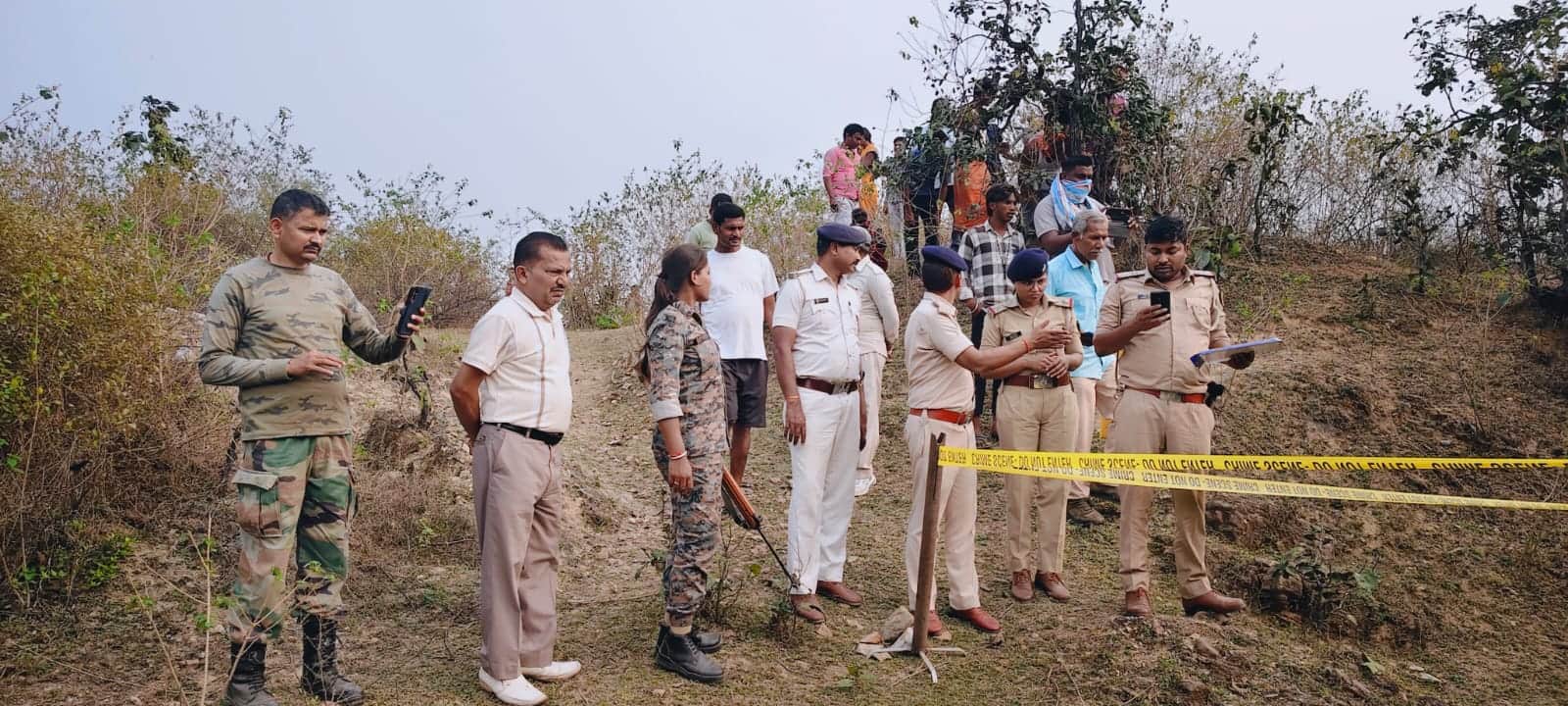 इमामगंज थाना की पुलिस घटनास्थल पर छानबीन करते