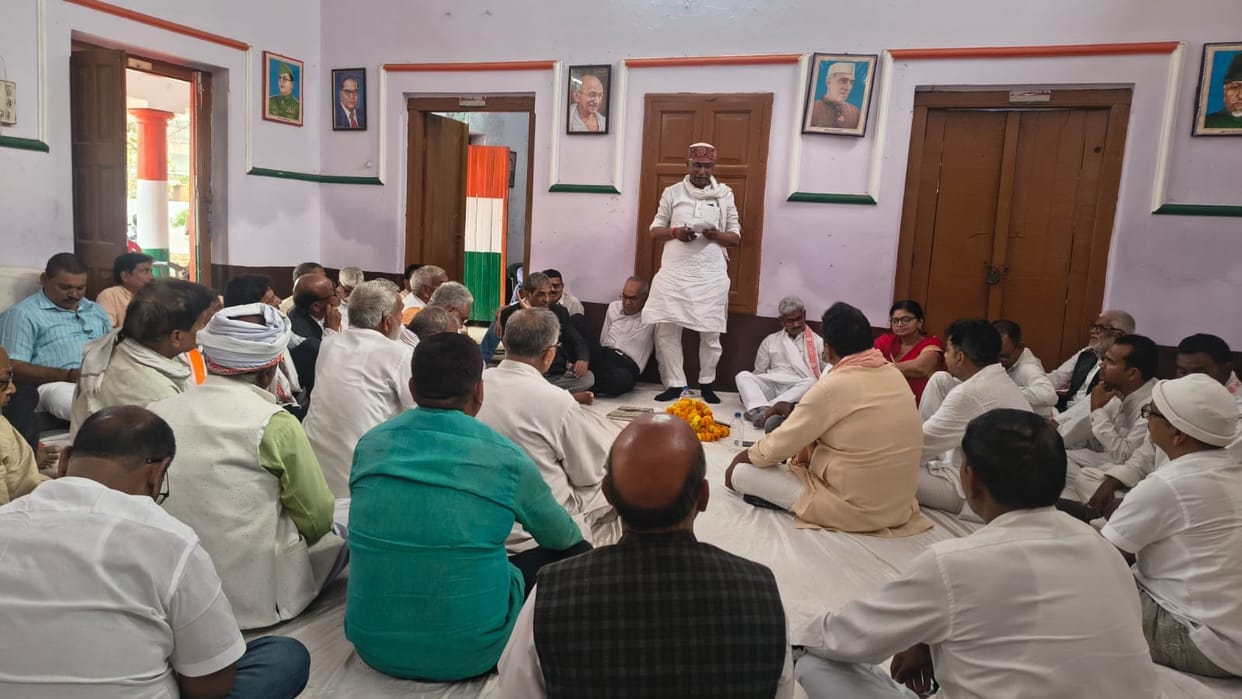 Congressmen go door to door and tell Rahul Gandhi's policies