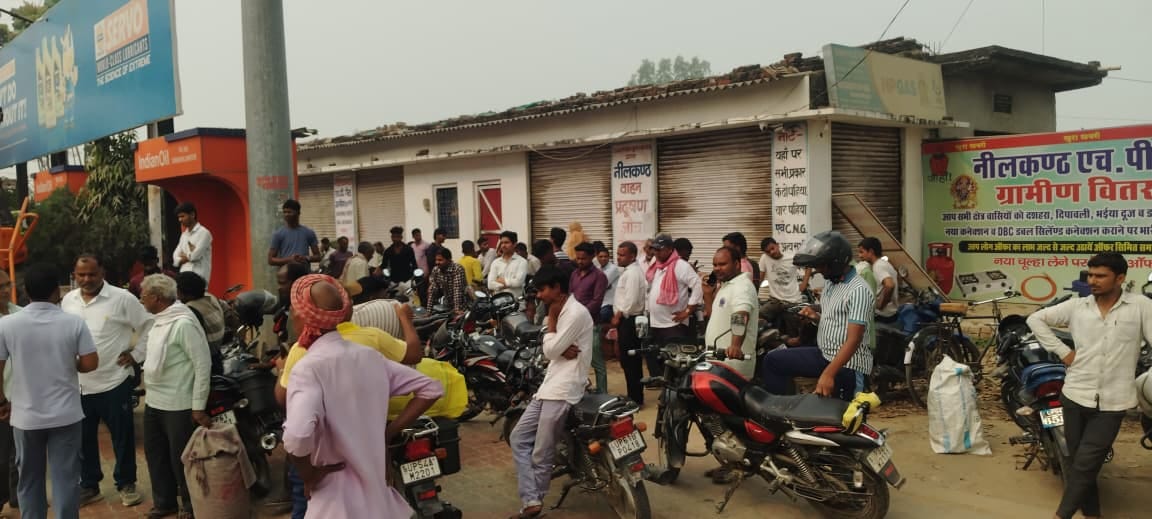 People forced to stand in queues for gas cylinders