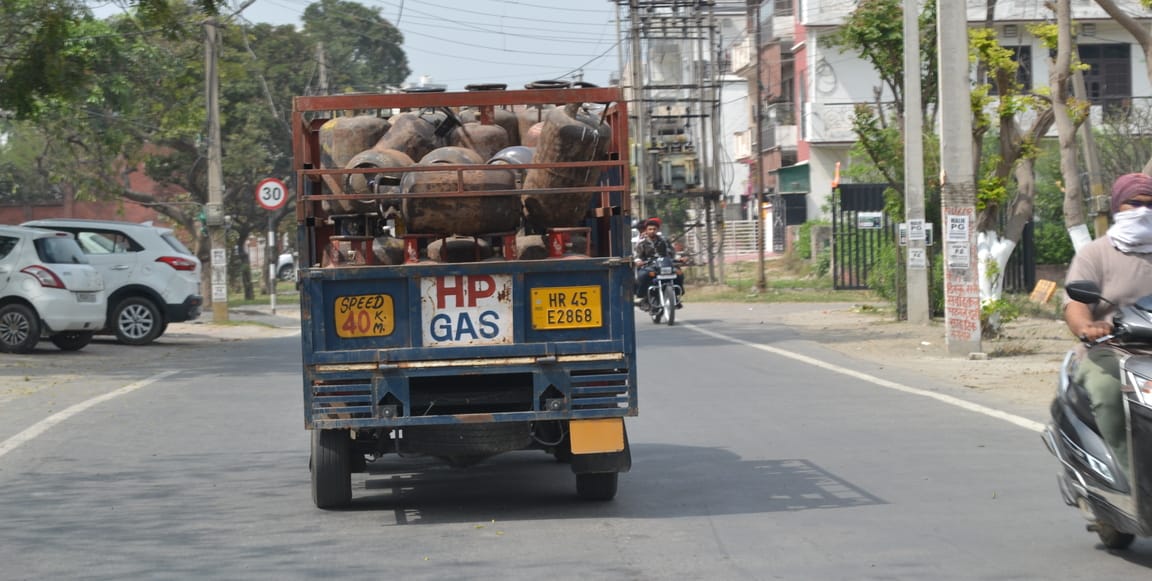 Commercial cylinder supply stopped, only schools, colleges and hospitals will get them.
