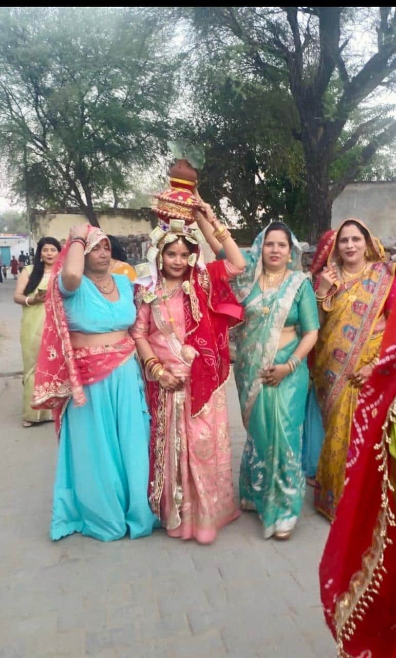 कुआं पूजन निकालते लोग। स्रोत : ग्रामीण