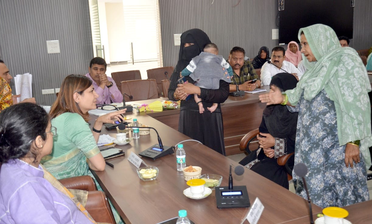 The Women's Commission member listened to the grievances of women for three hours.