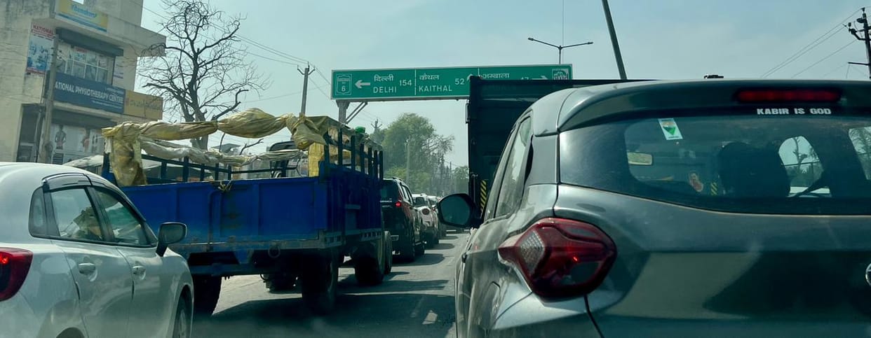 Pipli-Ladwa road remains in bad shape, people stuck in traffic jam