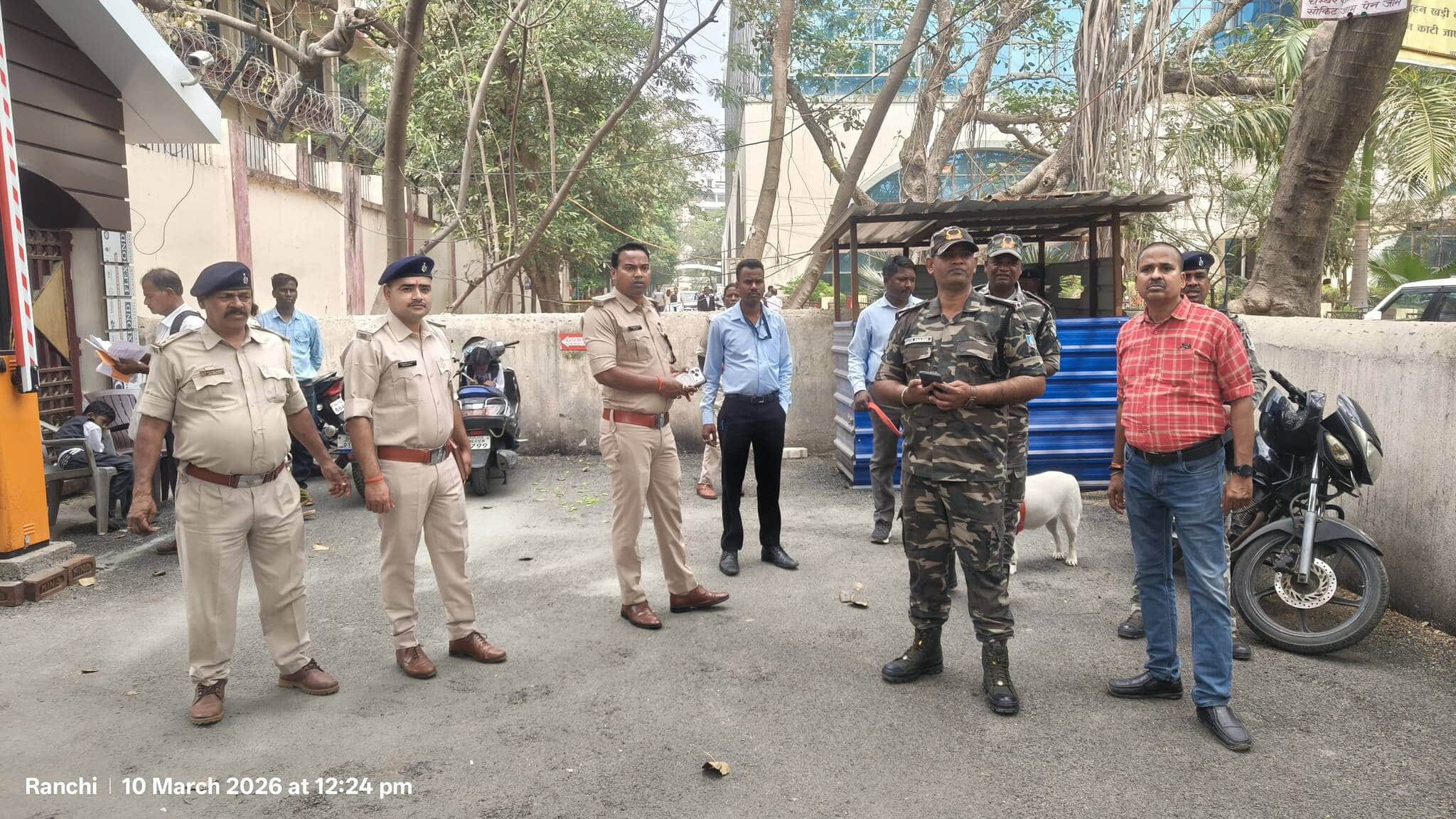 कोर्ट परिसर में बम निरोधी दस्ता और पुलिस