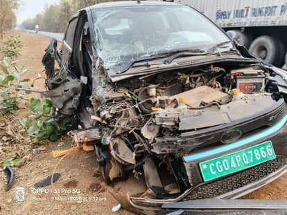 speeding Travels bus hit car while overtaking on NH-30 in jagdalpur