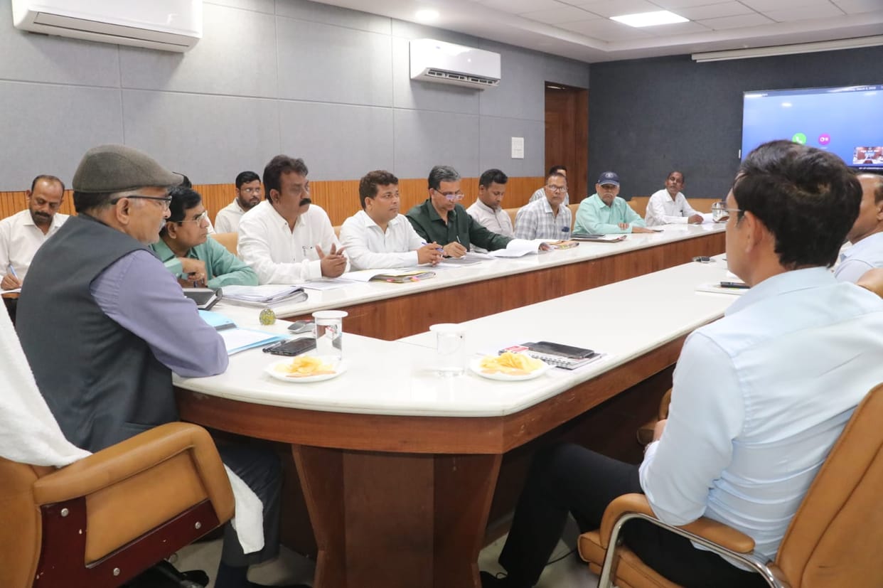 Commissioner Rebukes Officials Over Poor Tax Collection Performance in Agra Division