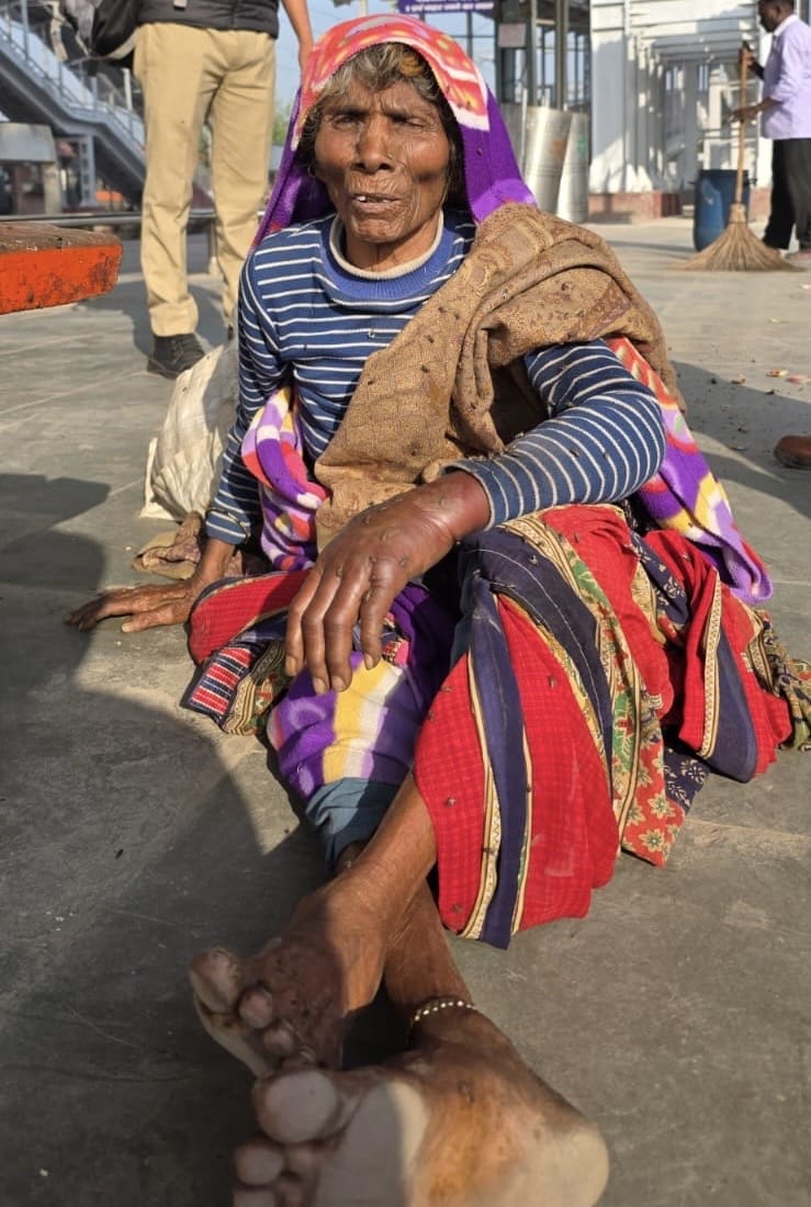 Son leaves old mother at the station, she waits hungry and thirsty for two days