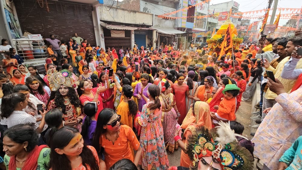 7,000 devotees cheered during the 10-km Mahaveeri flag procession.