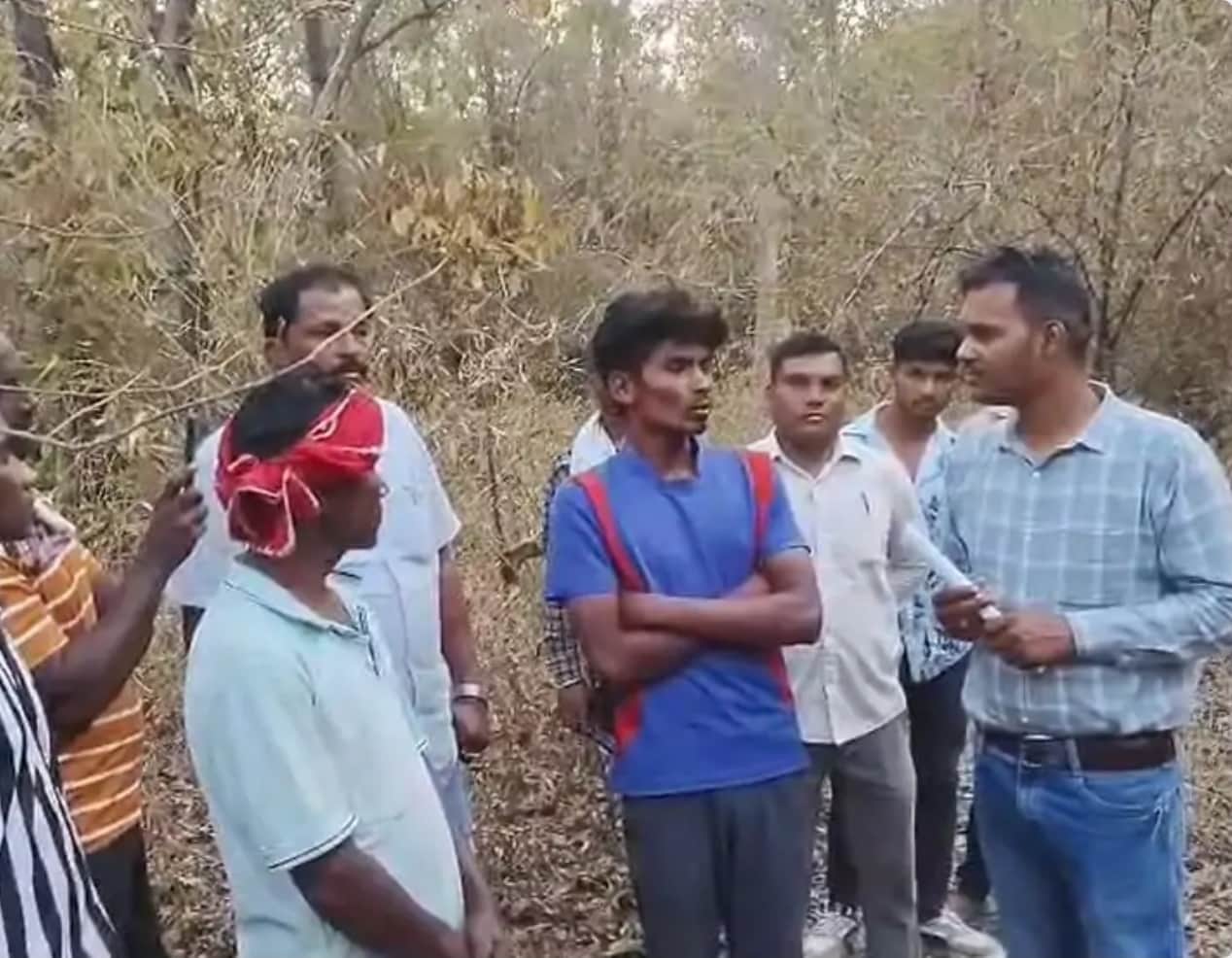 मौके पर मौजूद ग्रामीण