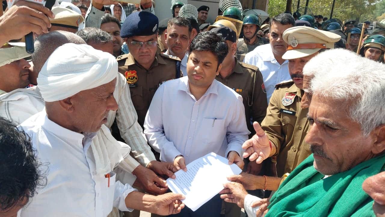 मनीषा मौत मामले को लेकर उपायुक्त साहिल गुप्ता को मुख्यमंत्री के नाम मांगपत्र सौंपते ग्रामीण व क