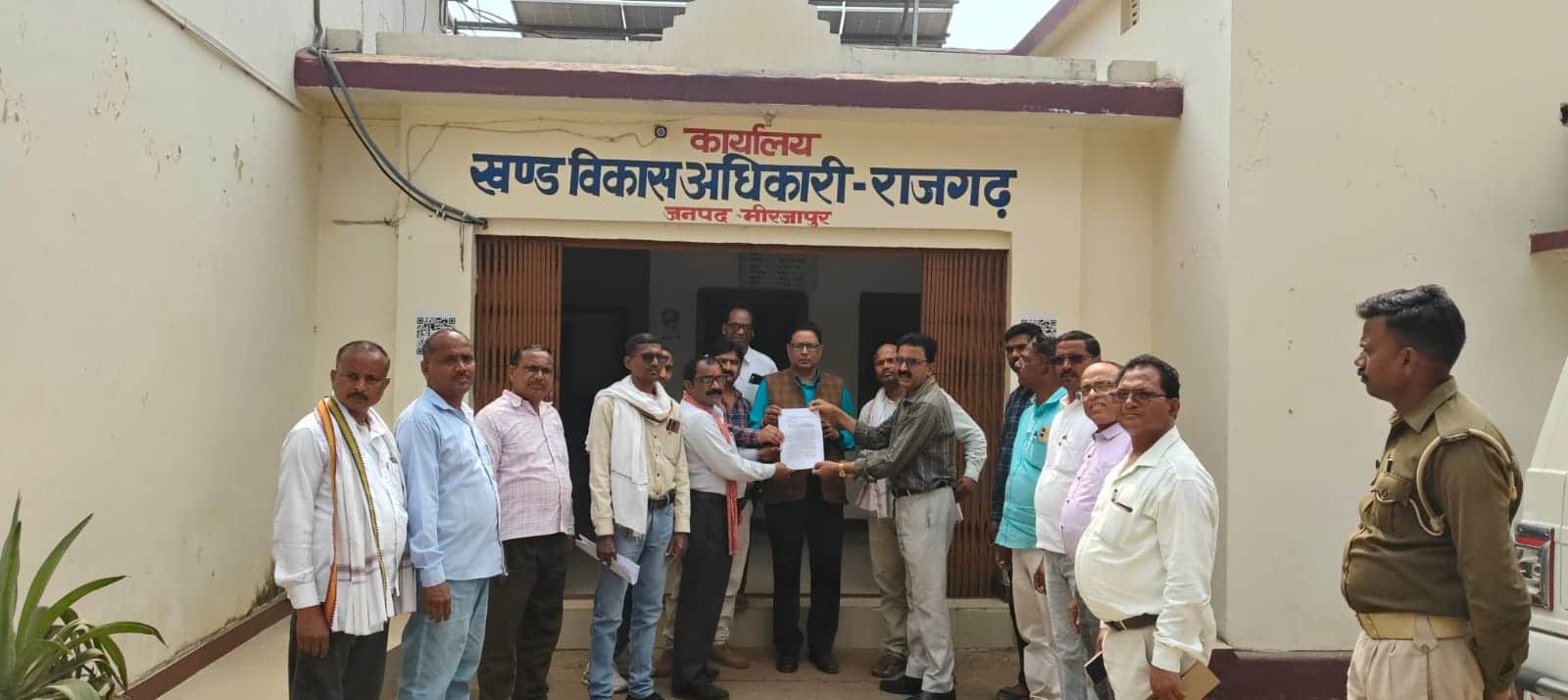 मानदेय भुगतान की मांग को लेकर बीडीओ राजगढ़ को मांग पत्र सौंपते मनरेगा कर्मी।- सोशल मीडिया।