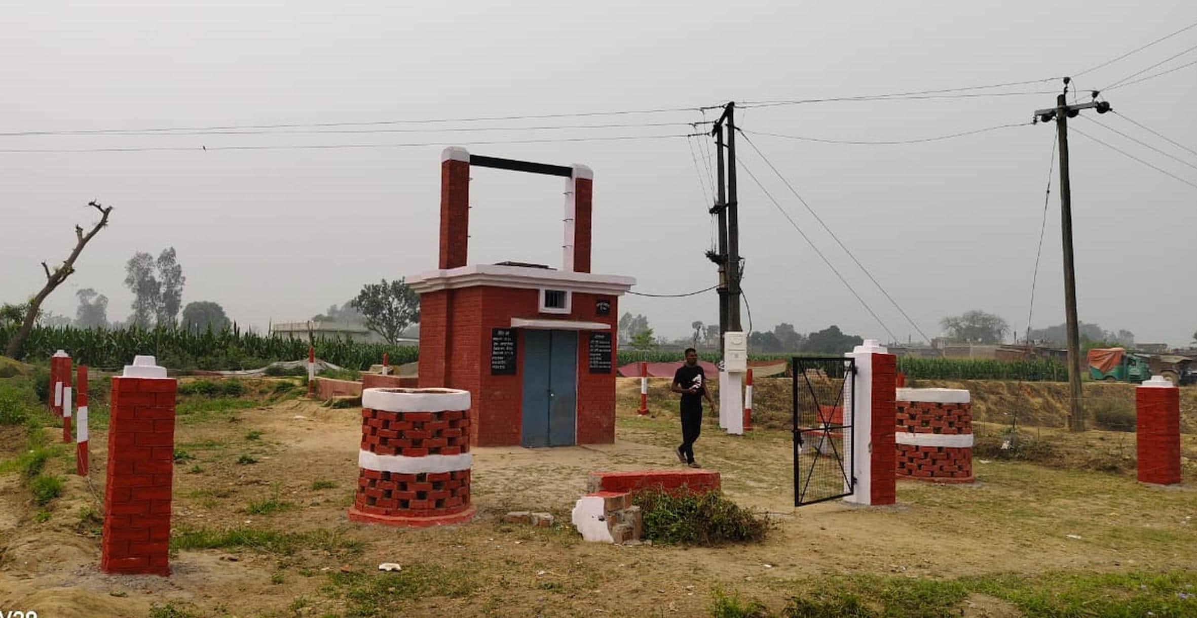 मटेरा में पिलर के नीचे दबकर बालक की मौत के बाद दूसरे दिन पड़ा मलबा। 