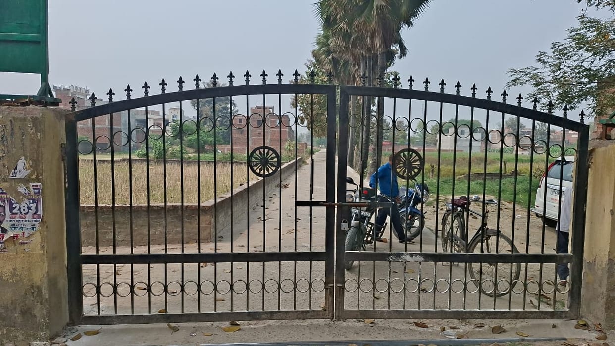 Tehsil administration locked the western gate of the tehsil headquarters.
