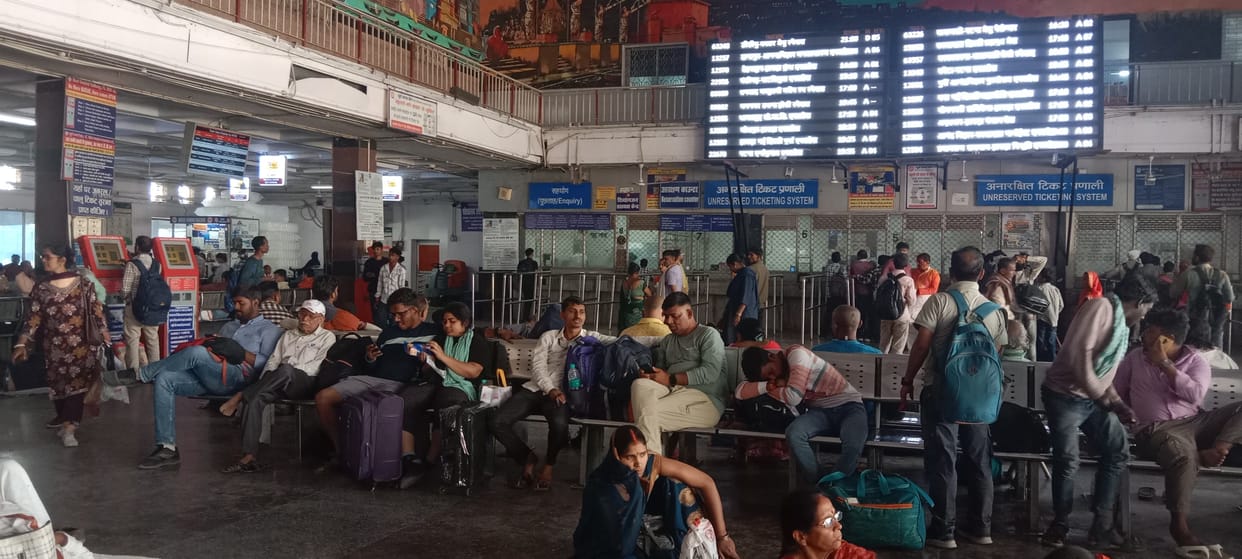 SMVT Bengaluru-Danapur Holi Special is 15 and a quarter hours late